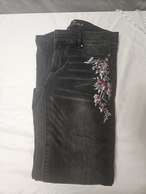 White House Black Market Denim - White House Black Market Floral Embroidered Skinny Jean Jeggings Size 6!